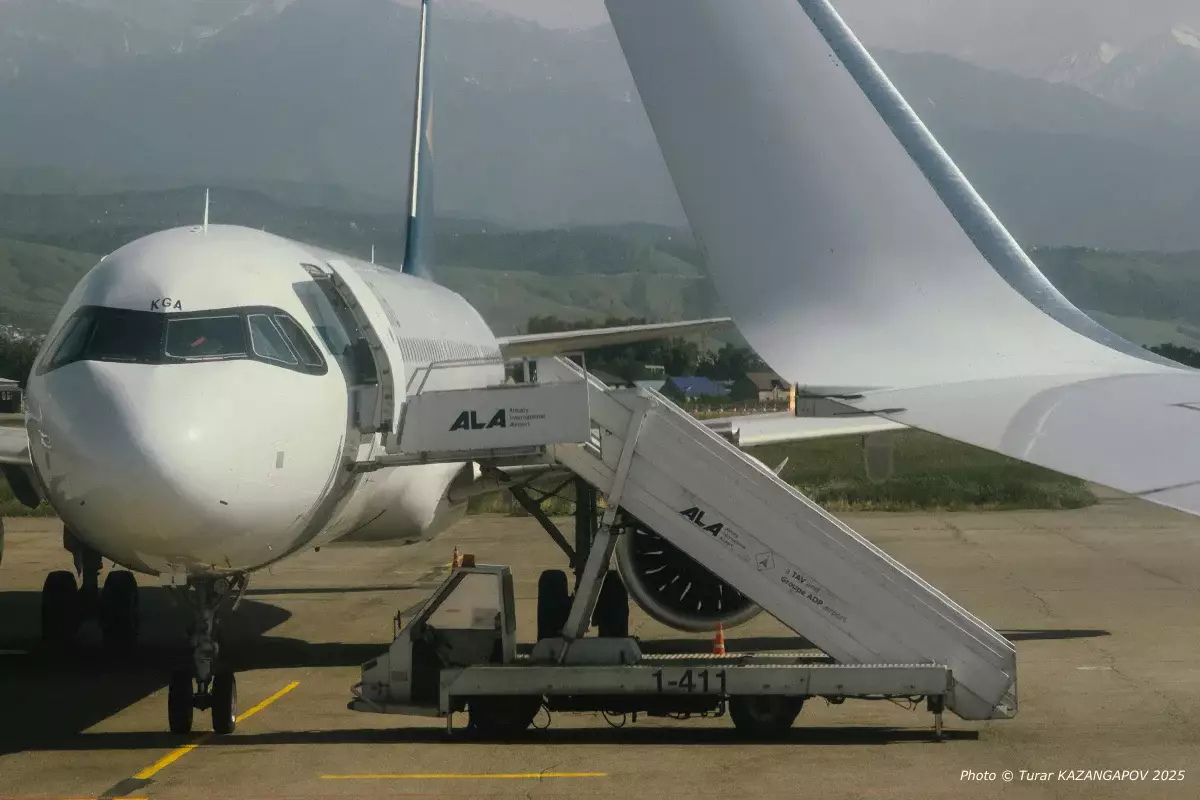 Рейс авиакомпании SCAT задержали на целый час из-за агрессивного пассажира