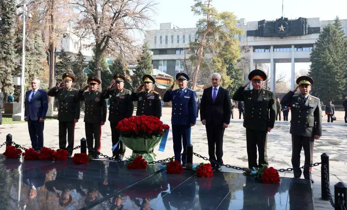 Министры обороны стран СНГ возложили венки к Вечному огню в Алматы