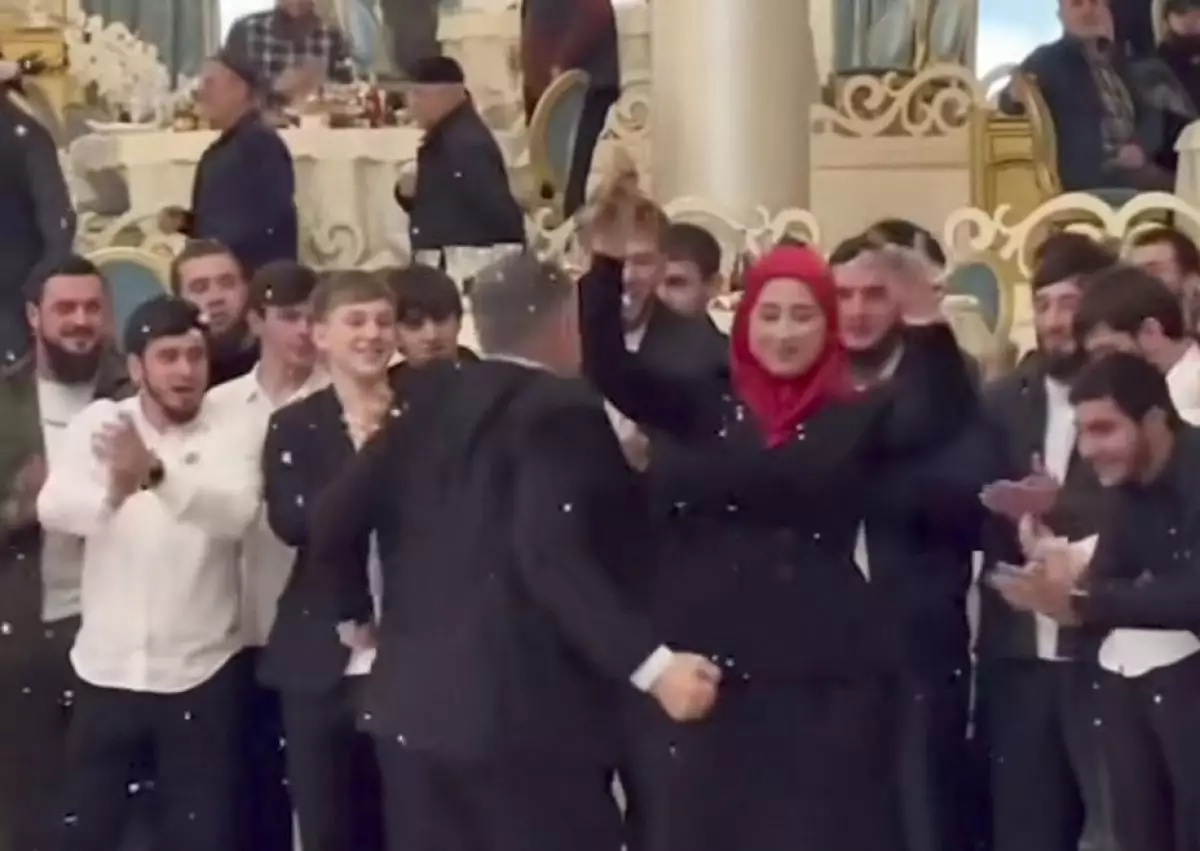 Танец на свадьбе мужа с другой: жительница Чечни стала звездой соцсетей (ВИДЕО)