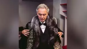 Әйгілі Андреа Бочеллиге қазақ шапаны тарту етілді