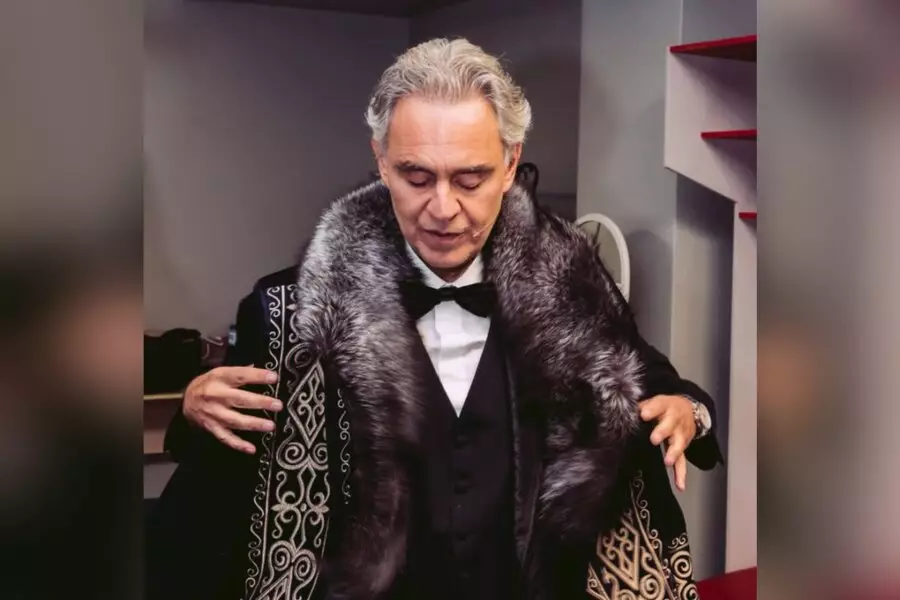 Атақты Андреа Бочелли қазақтың шапанын киді