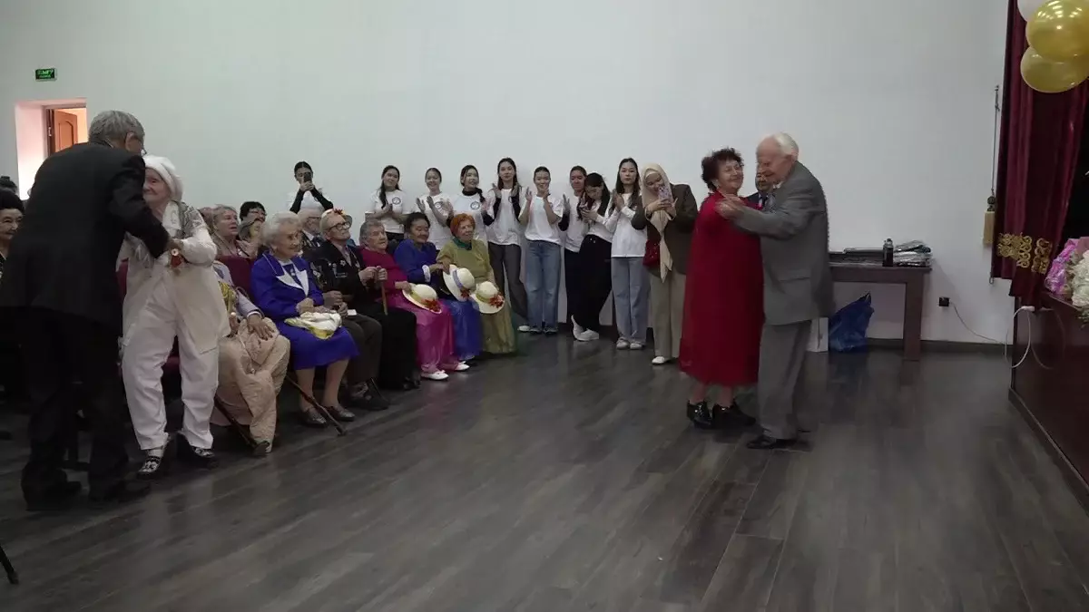 Алматыда ардагерлер құрметіне күзгі бал ұйымдастырылды