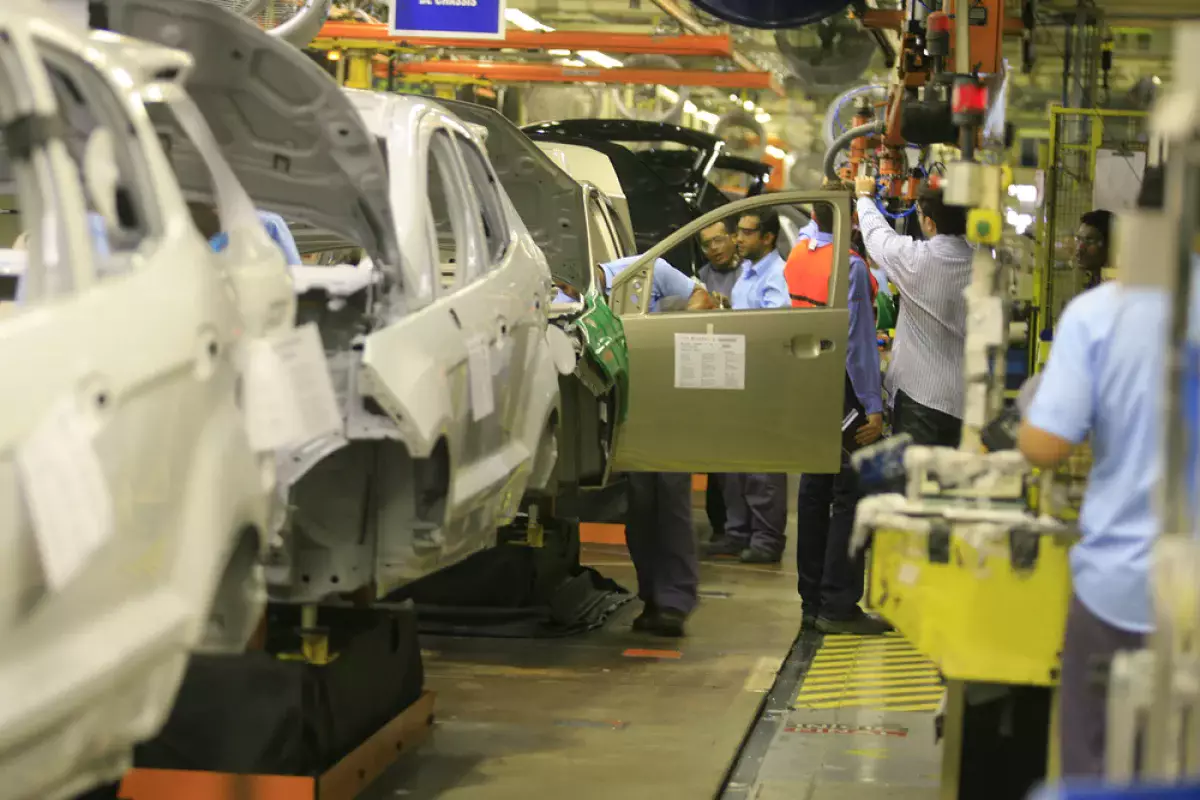 От прикручивания фар до производства сложных узлов