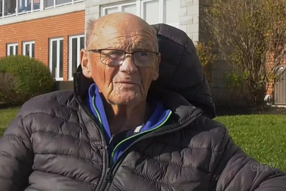 Пенсионер живет в машине, потому что у него нет денег, чтобы платить аренду - новости на Lada.kz 31.10.2025