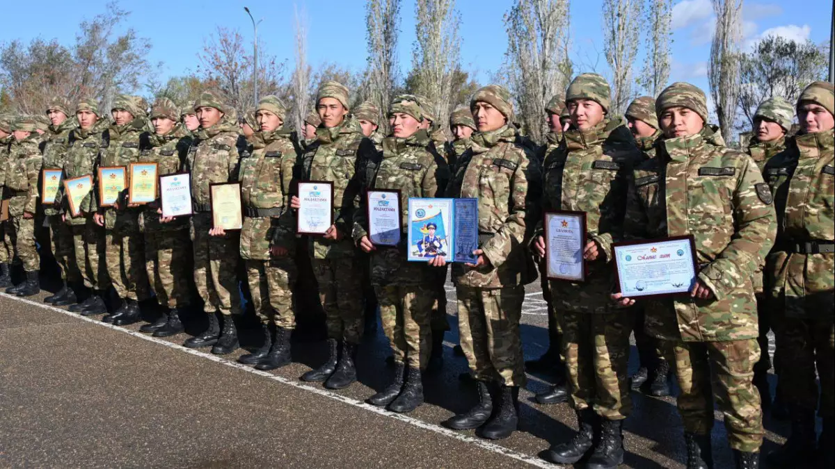 Ақтауда әскери борышын өтеген үздік сарбаздарға грант табысталды