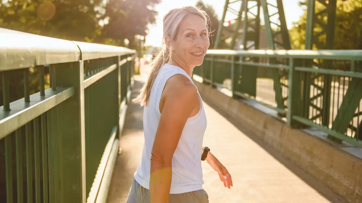 Эксперт по счастью делится утренним ритуалом из 6 шагов и рассказывает о недостатках «раздельного сна».