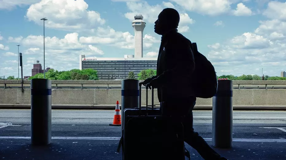 Самый загруженный аэропорт Флориды прекратил прием рейсов из-за нехватки авиадиспетчеров.