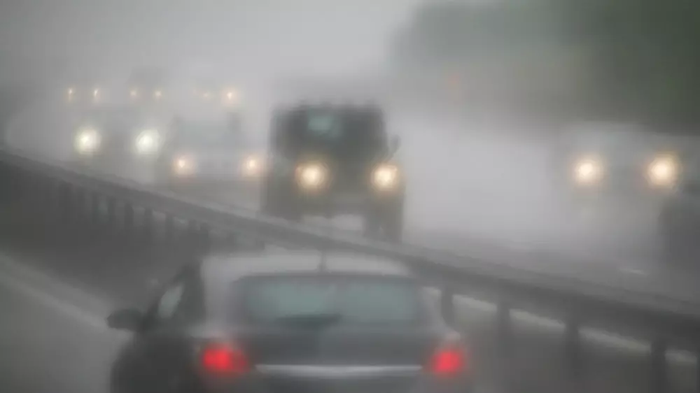 Сильный ветер, туман, гололед: штормовое предупреждение объявили в 14 регионах