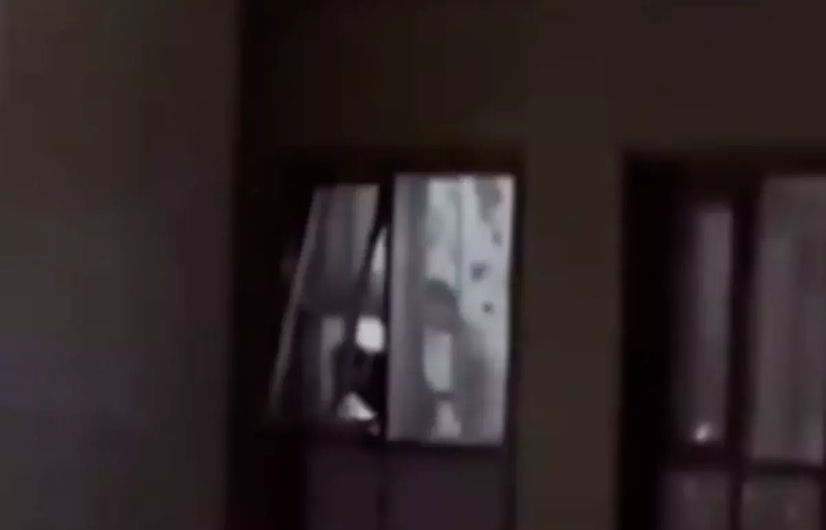 «Могут убить человека»: подростки швыряли с 12-го этажа пакеты с водой в Астане (ВИДЕО)