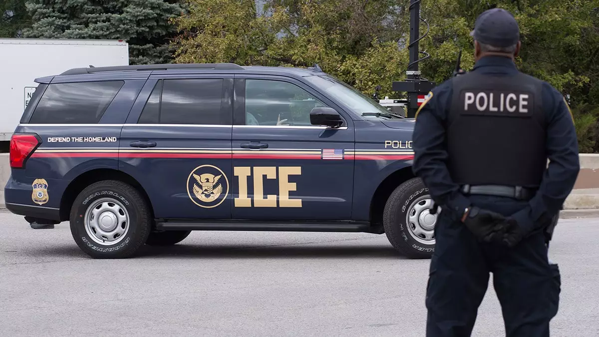 В Фениксе при задержании на дороге сотрудник иммиграционной службы ранил нелегального иммигранта, оба госпитализированы.