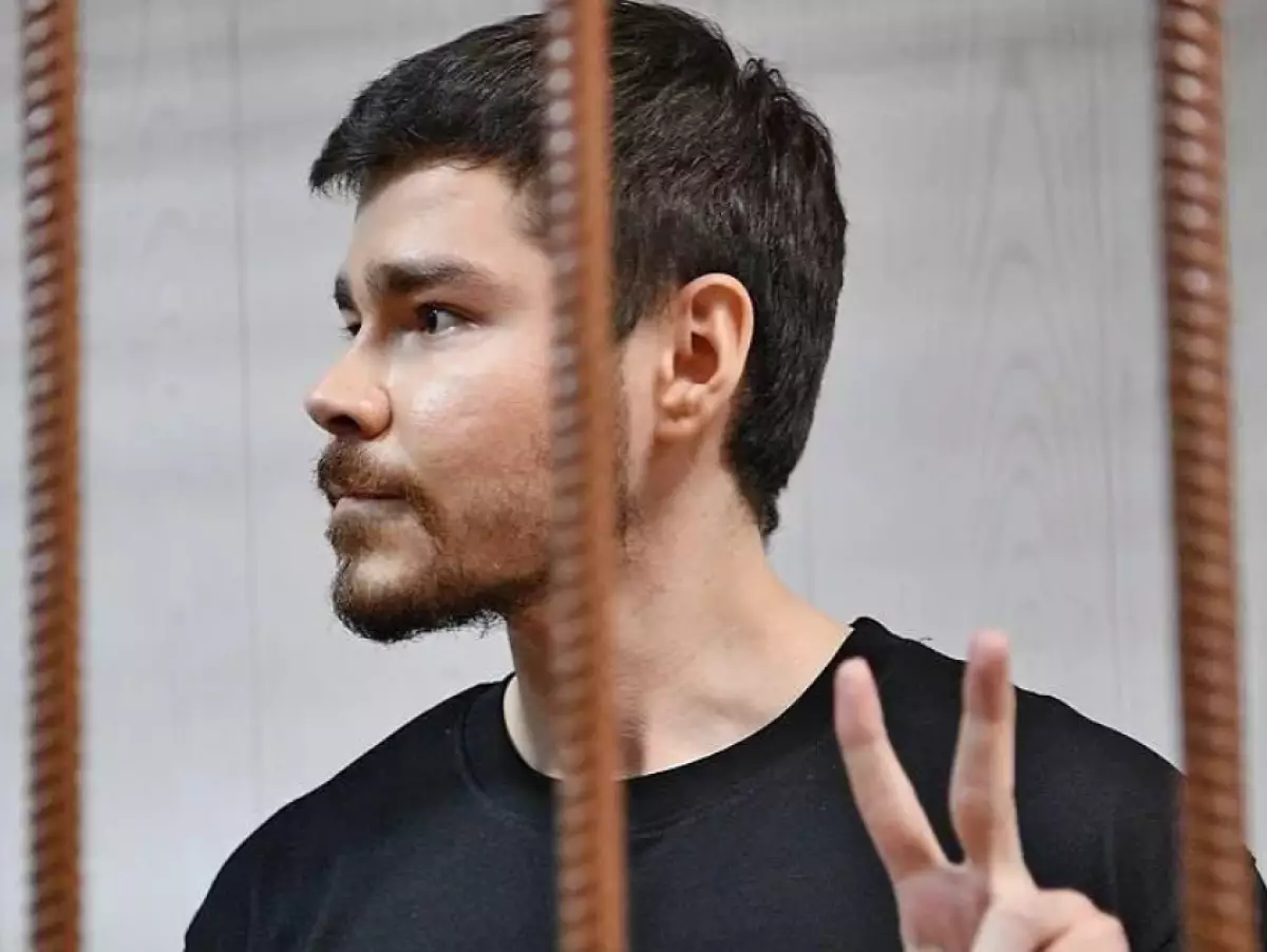 Блогер Аяз Шабутдинов отправлен в колонию