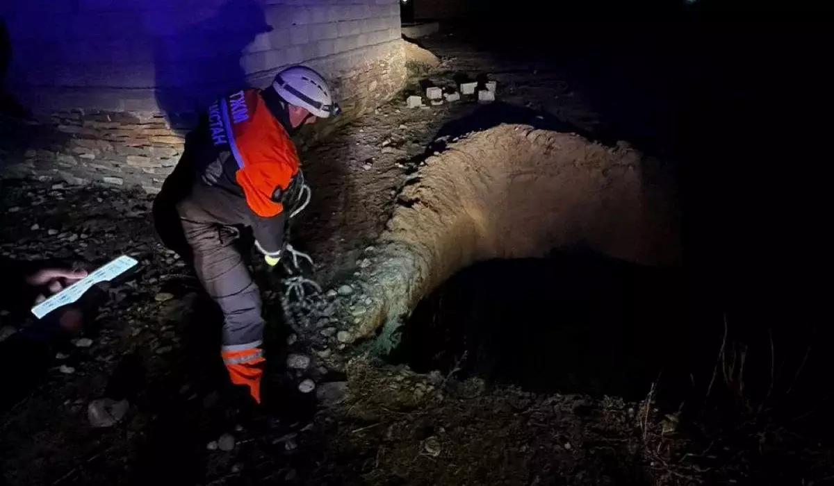 Жамбыл облысында әйел тереңдігі төрт метрден асатын шұңқырға құлап кетті