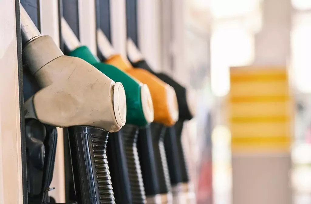 Горячую линию для жалоб на рост цен на бензин и перебои с автогазом открыли в Казахстане