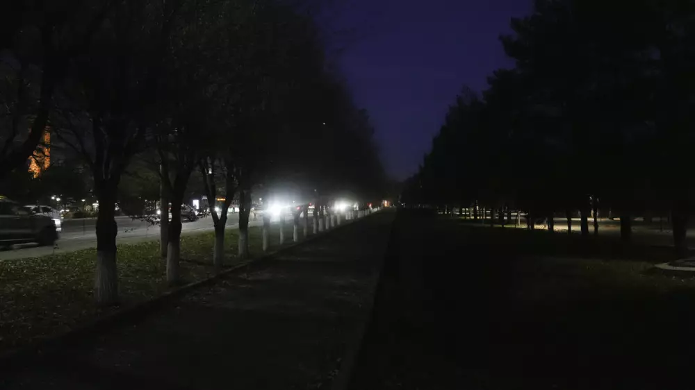 “Как в лесу“: жители Астаны жалуются на неосвещённую аллею