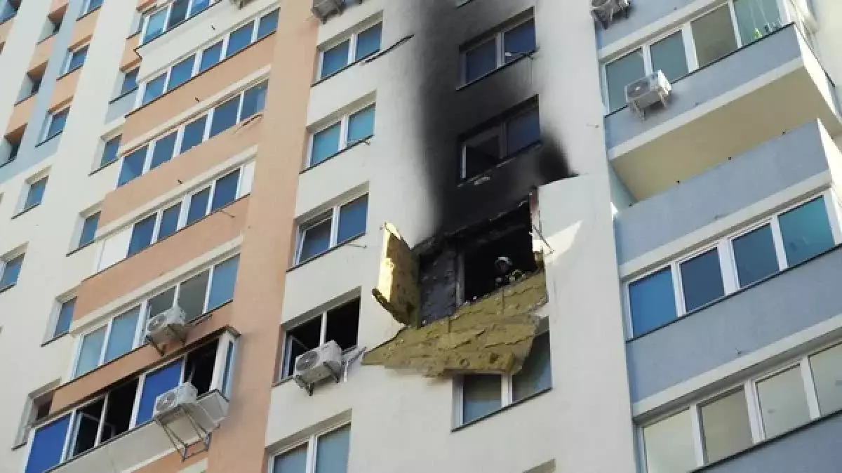 В Алматы вспыхнул пожар на балконе жилого дома