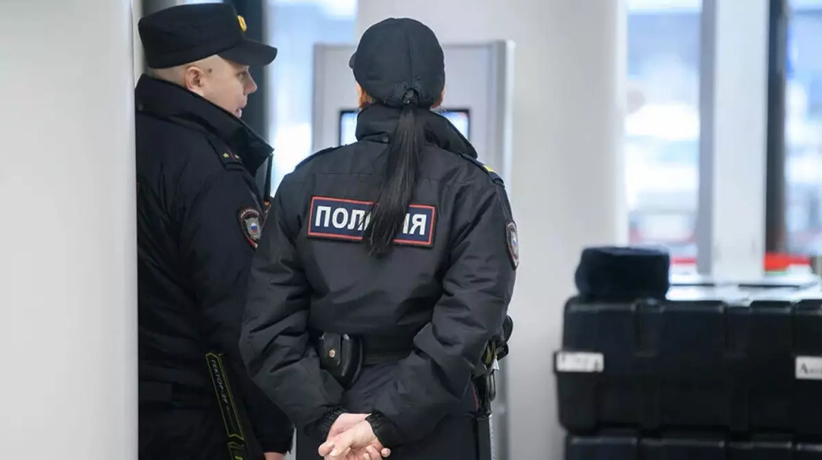 13-летний школьник попытался поджечь полицейские машины в Петербурге