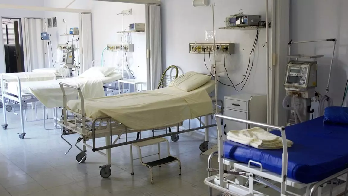 Қырғызстанда мектепте 50-ден астам оқушы шаурмадан уланып қалды