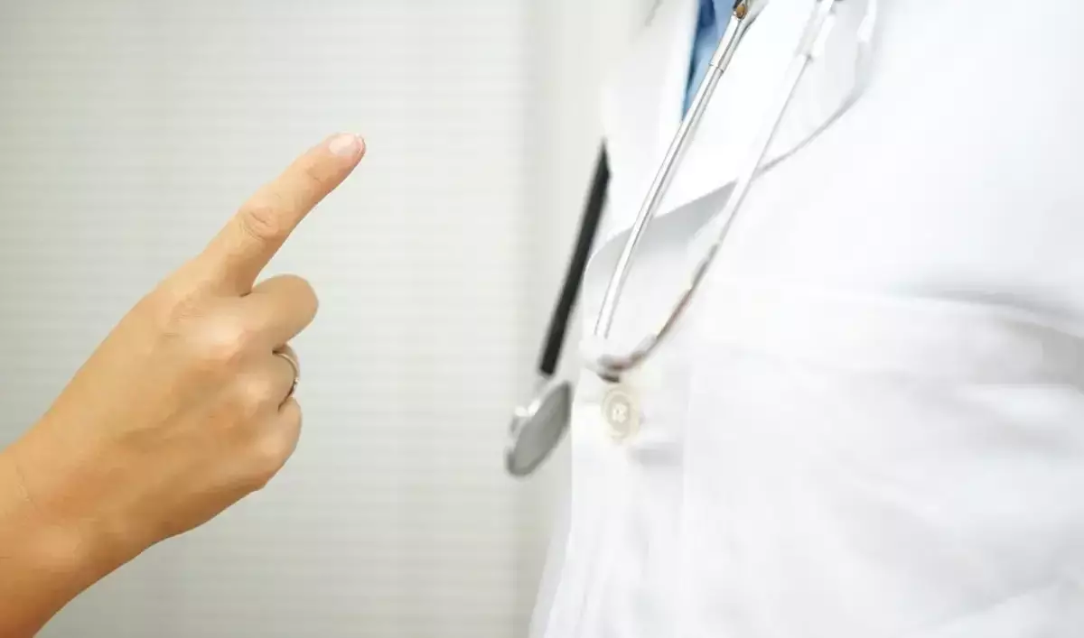 Алматы облысында дәрігерге қол көтерген ер адам 3 тәулікке қамалды