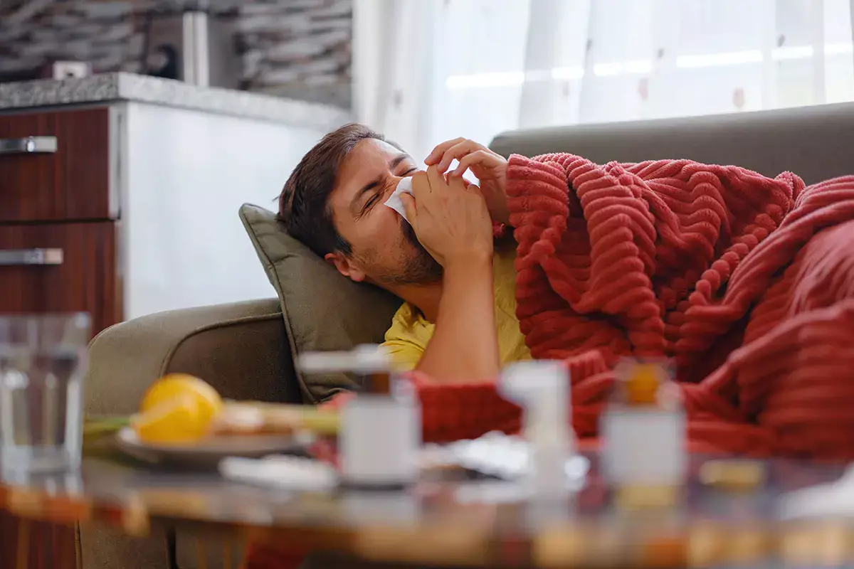 «Температура 37, я умираю»: почему мужчины переживают простуду «как в последний раз» - новости на Lada.kz 01.11.2025