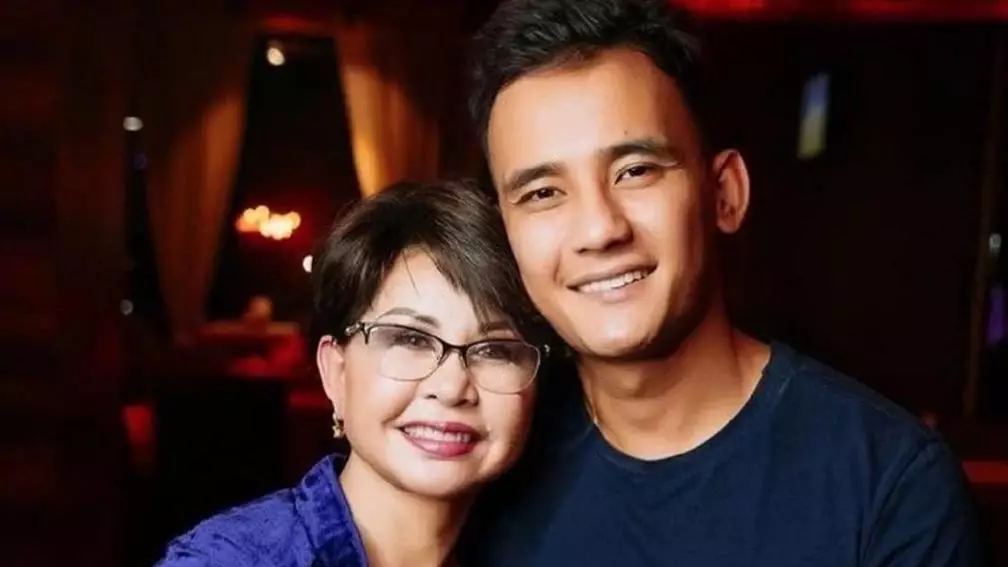 Әли Оқапов анасы туралы ағынан жарылып, сырын ақтарды