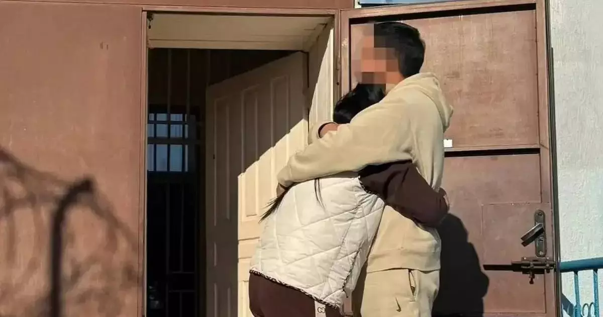  `Әйелін үш жыл күткен`: Түрменің алдында кездескен ерлі-зайыптылар жұртты елжіретті 