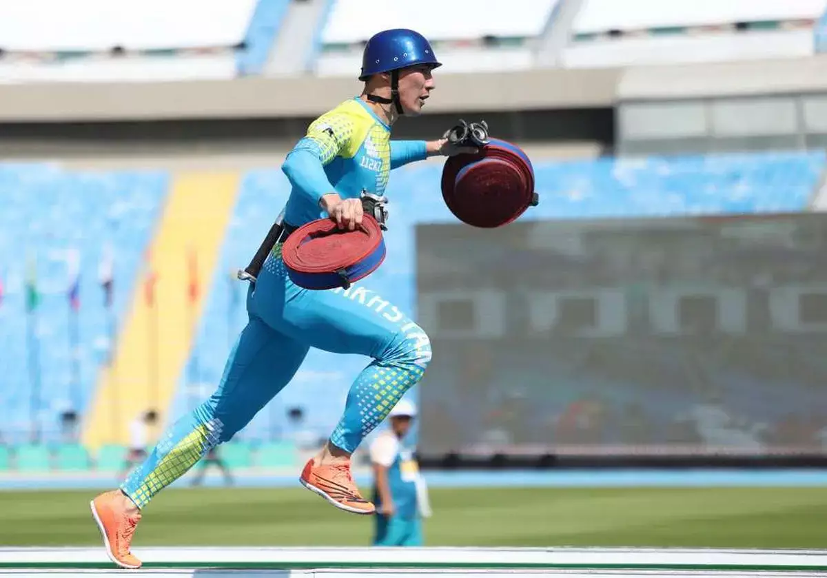 «Порвал всех!» — видео со спасателем из Актау стало вирусным в Сети - новости на Lada.kz 01.11.2025