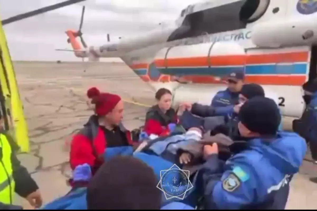 Пропавшего пастуха нашли в степи и вертолетом МЧС доставили в больницу Жезказгана