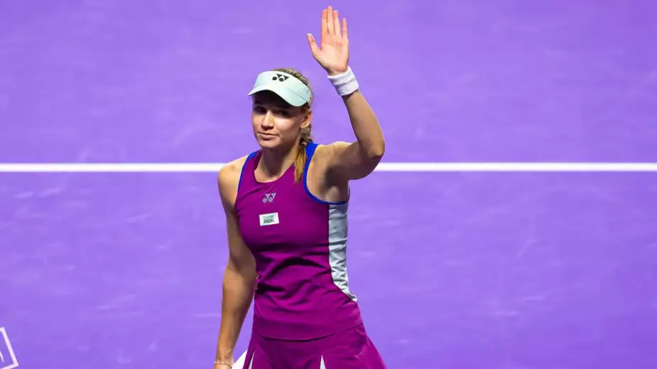 Рыбакина уверенно выиграла стартовый матч на WTA Finals