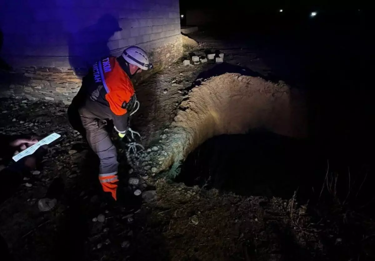 Женщина упала в четырехметровую яму в Жамбылской области