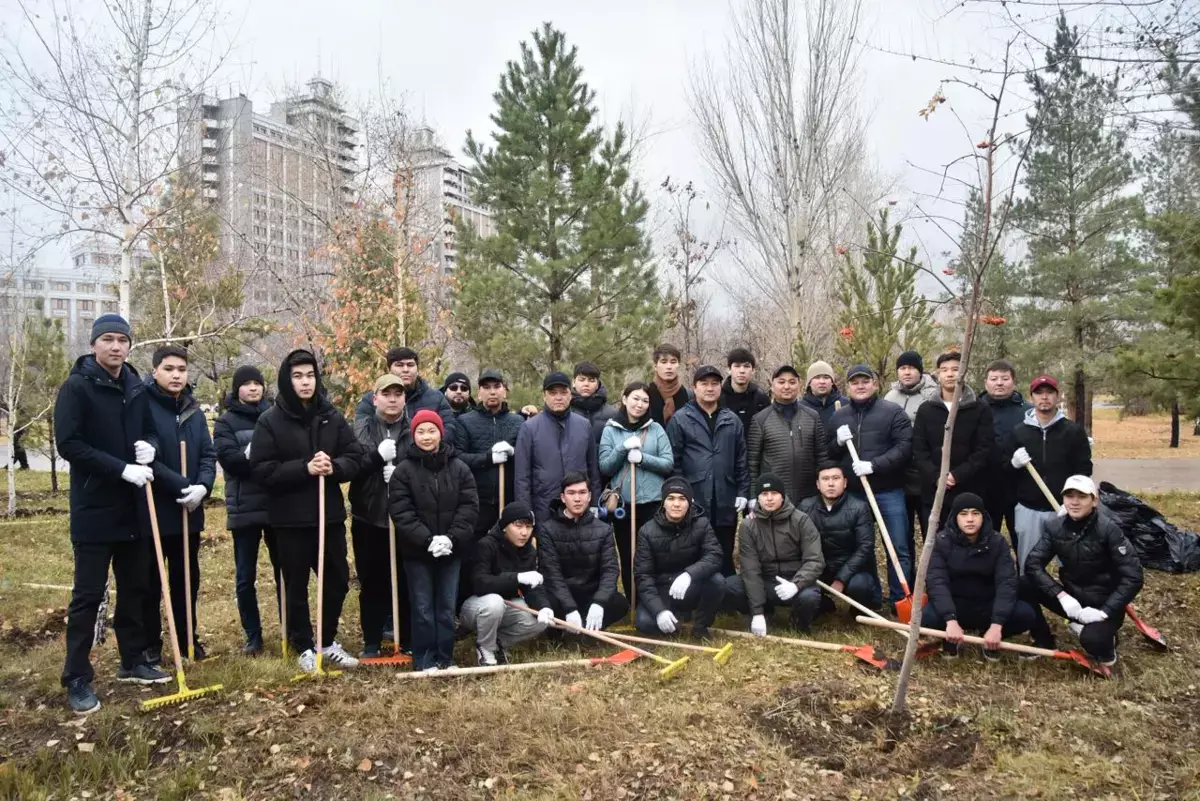 Нурдаулет Килыбай с молодёжью Мангистау провёл субботник в Астане - новости на Lada.kz 01.11.2025
