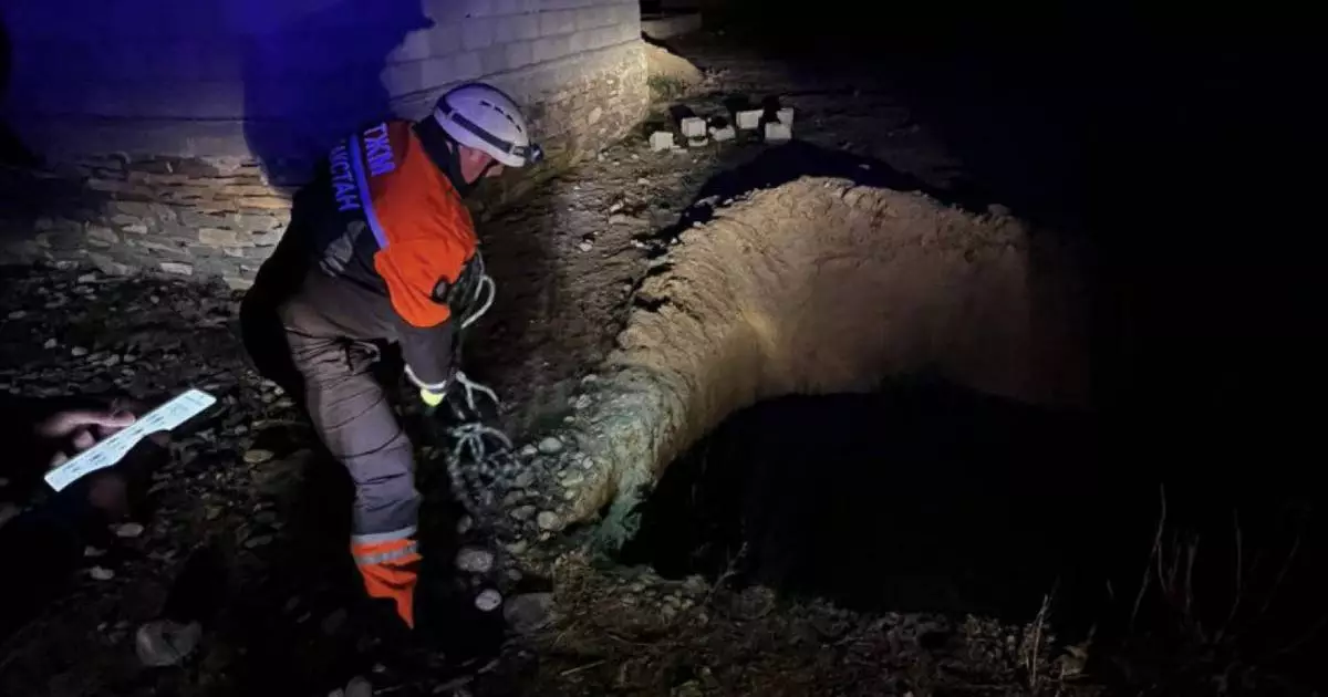  Терең шұңқырға түсіп кеткен: Жамбыл облысында құтқарушылар әйелге көмектесті 