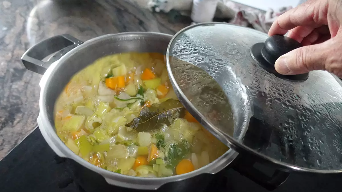 Женщина попыталась оставить плохой отзыв о ресторане, но тот в ответ преподал ей забавный урок о листе салата, вызвав бурную реакцию в сети.