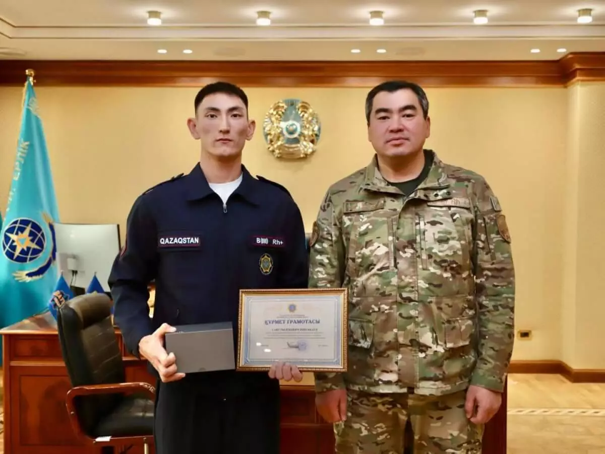 Рисковал жизнью на 14-м этаже: в Астане наградили сотрудника ДЧС