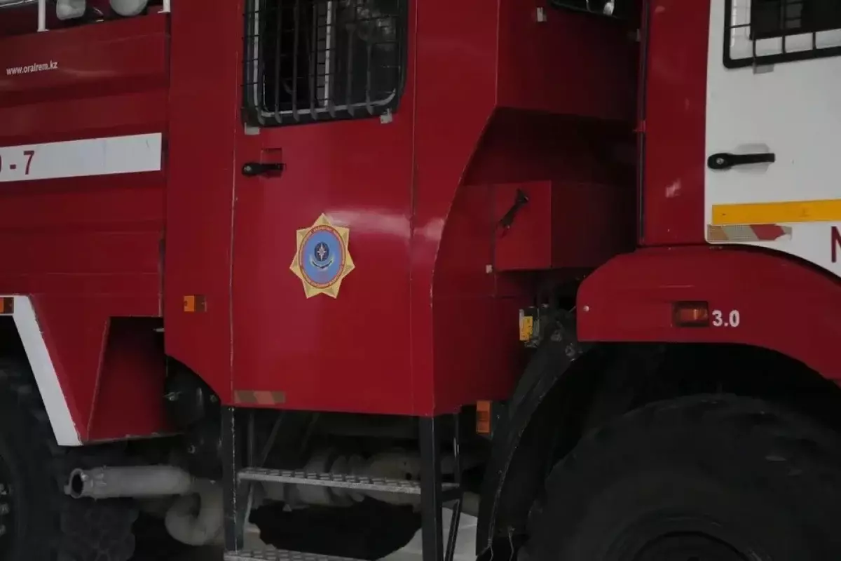 В Кокшетау при пожаре спасатели эвакуировали людей, среди них дети