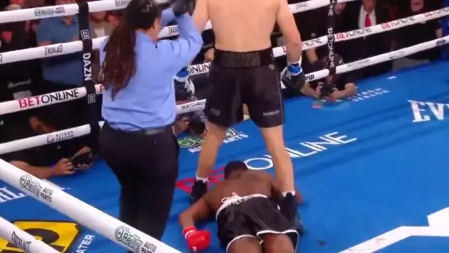 Бой экс-чемпиона мира завершился нокаутом во втором раунде