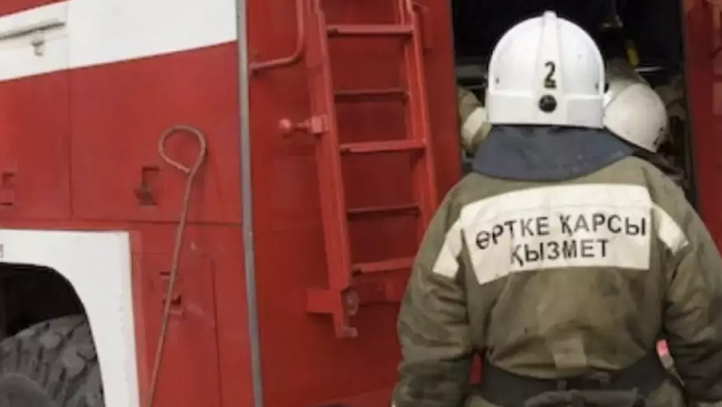 Пожар с теплотрассы перекинулся сразу на два этажа многоквартирного дома в Кокшетау