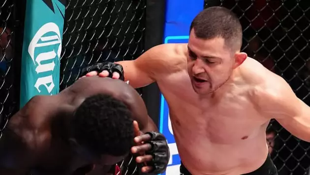 Быстрый нокаут поставил точку в главном бою UFC