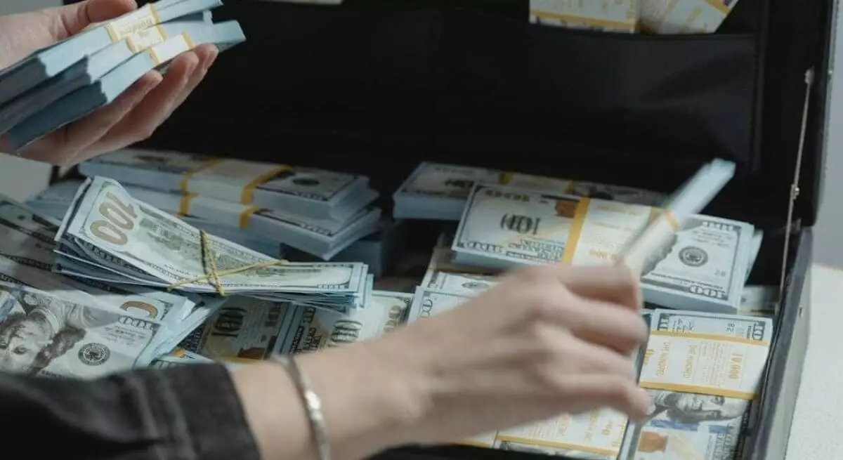 Курсы валют на 2 ноября: обменники в Алматы и Астане переписали ценники