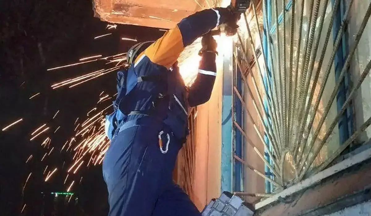 Семейде баласын үйде жалғыз қалдырып кеткен әйел құтқарушылардан көмек сұрады