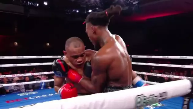 Неожиданным исходом завершился бой сына олимпийского чемпиона в США