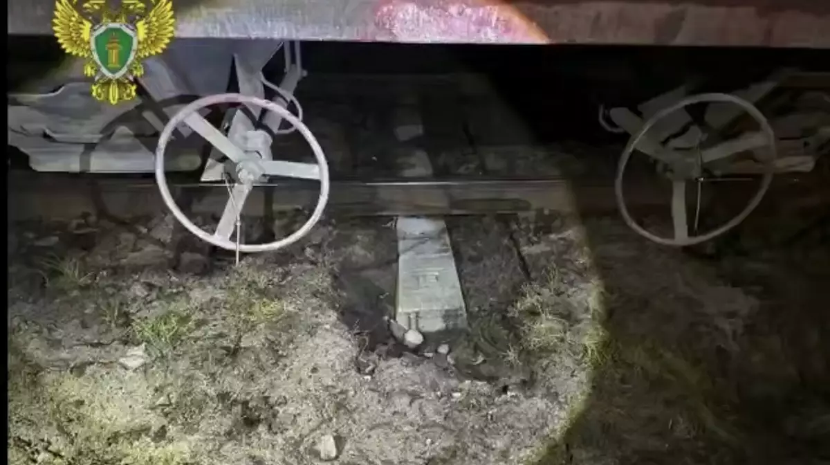 В Мурманской области сошли с рельсов пять вагонов с нефтепродуктами