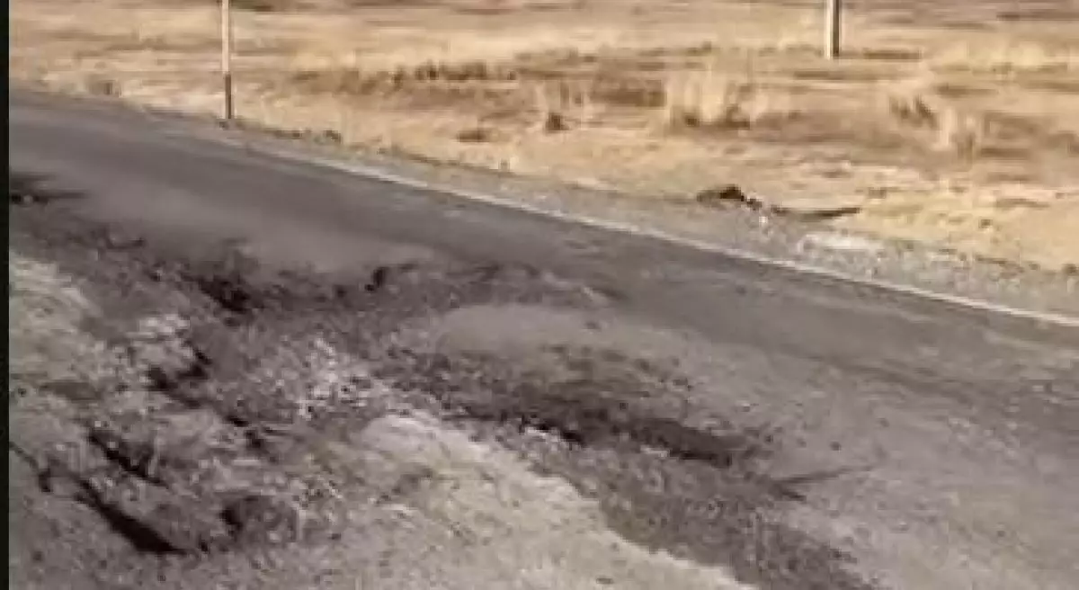 Шет ауданында жаңа жөнделген жол опырып қалды: тұрғындар әкімдікке наразы