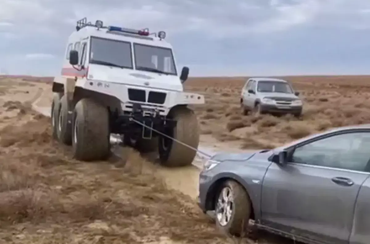 Путники застряли в грязи в Мангистау - новости на Lada.kz 02.11.2025
