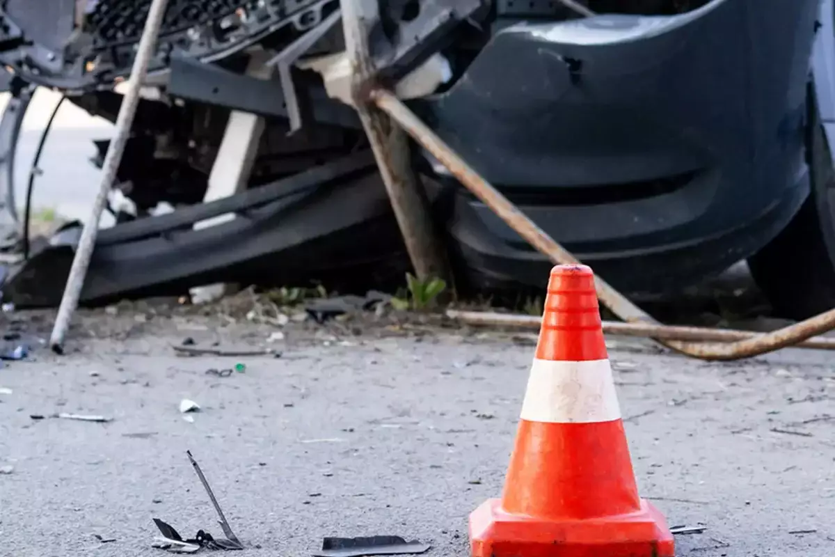 Водитель Range Rover погиб, врезавшись в светофор в Караганде