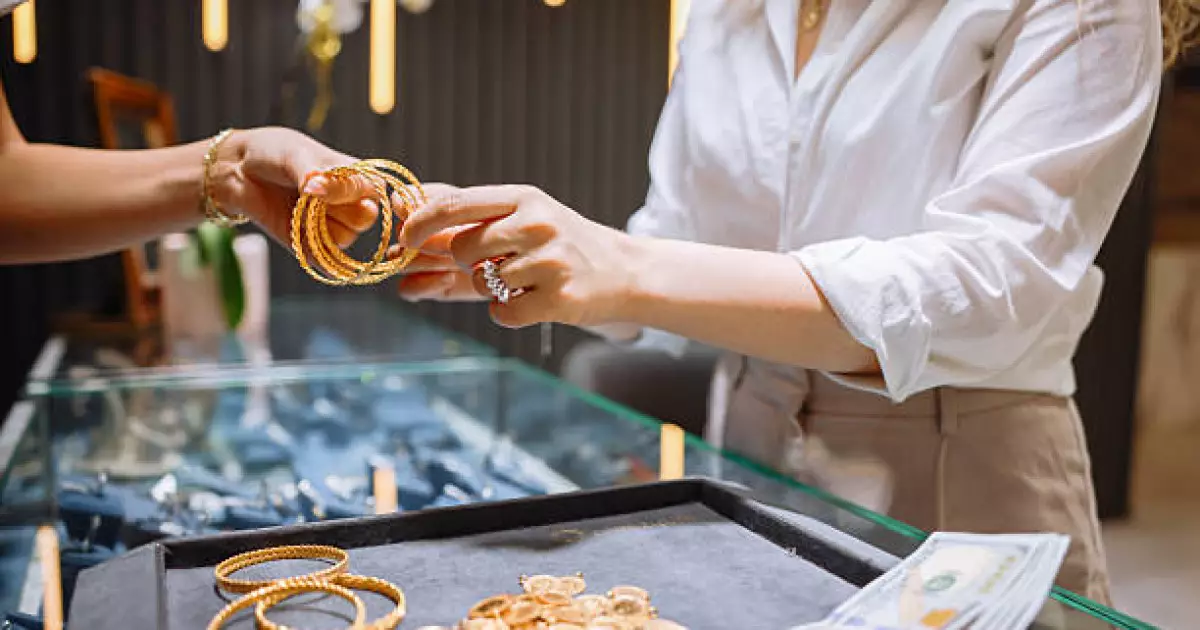   Доллар күшейіп, алтынның құны түсіп кетті   