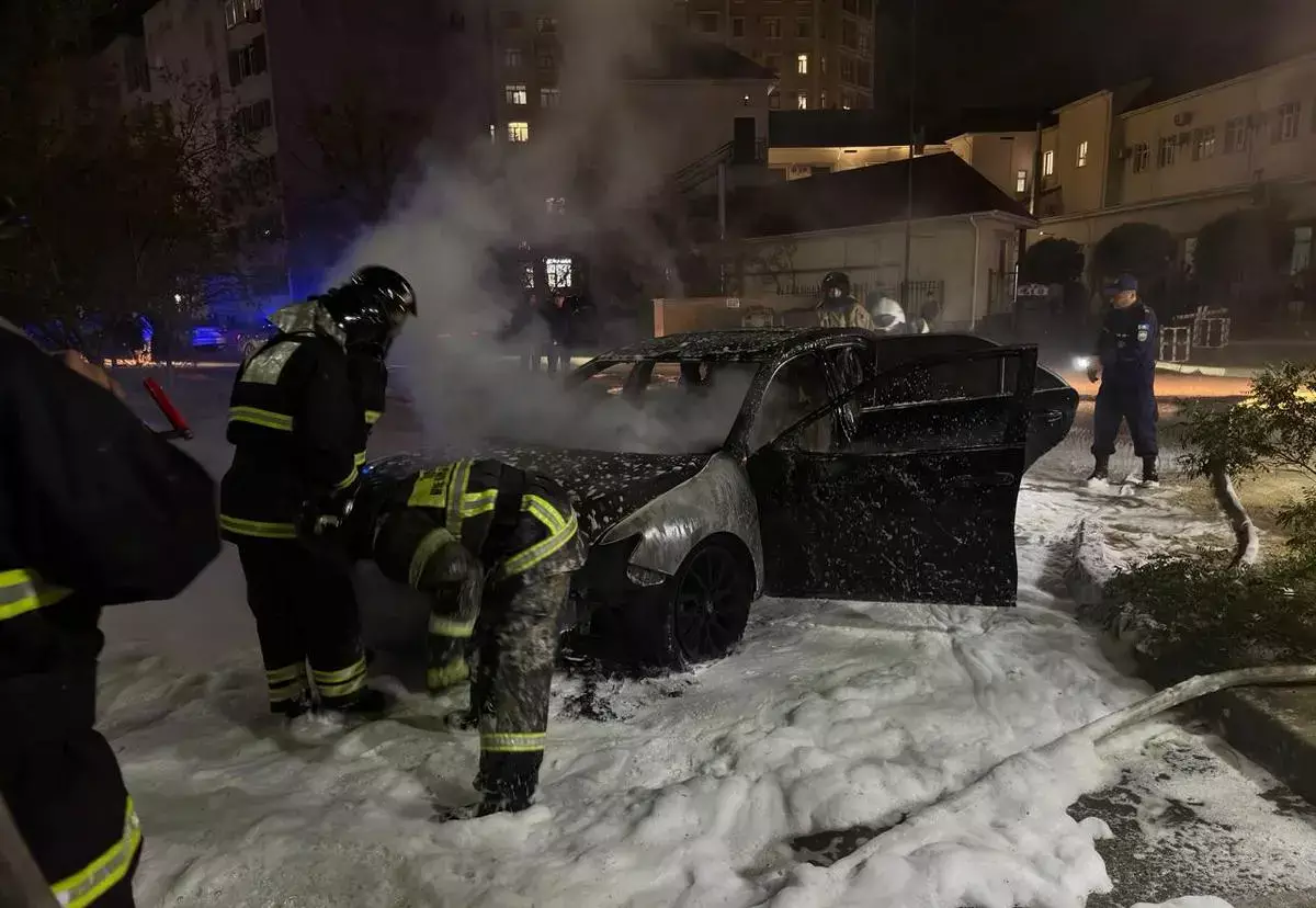 Ночью в Актау сгорел автомобиль: устанавливают причины пожара - новости на Lada.kz 02.11.2025