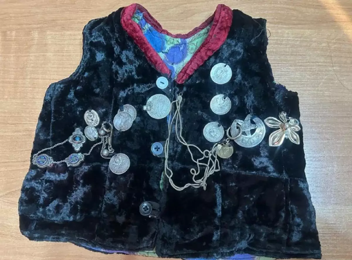 Бір ғасыр бұрын тігілген: Павлодар музейінде көне кеудеше сақтаулы тұр