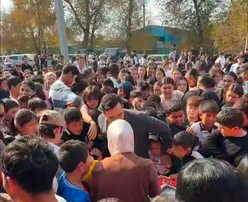 В Алатау бесплатная раздача еды в новом кафе закончилась давкой