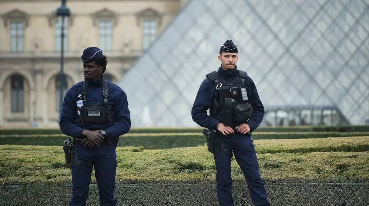 Во Франции арестовали еще двоих по делу об ограблении Лувра