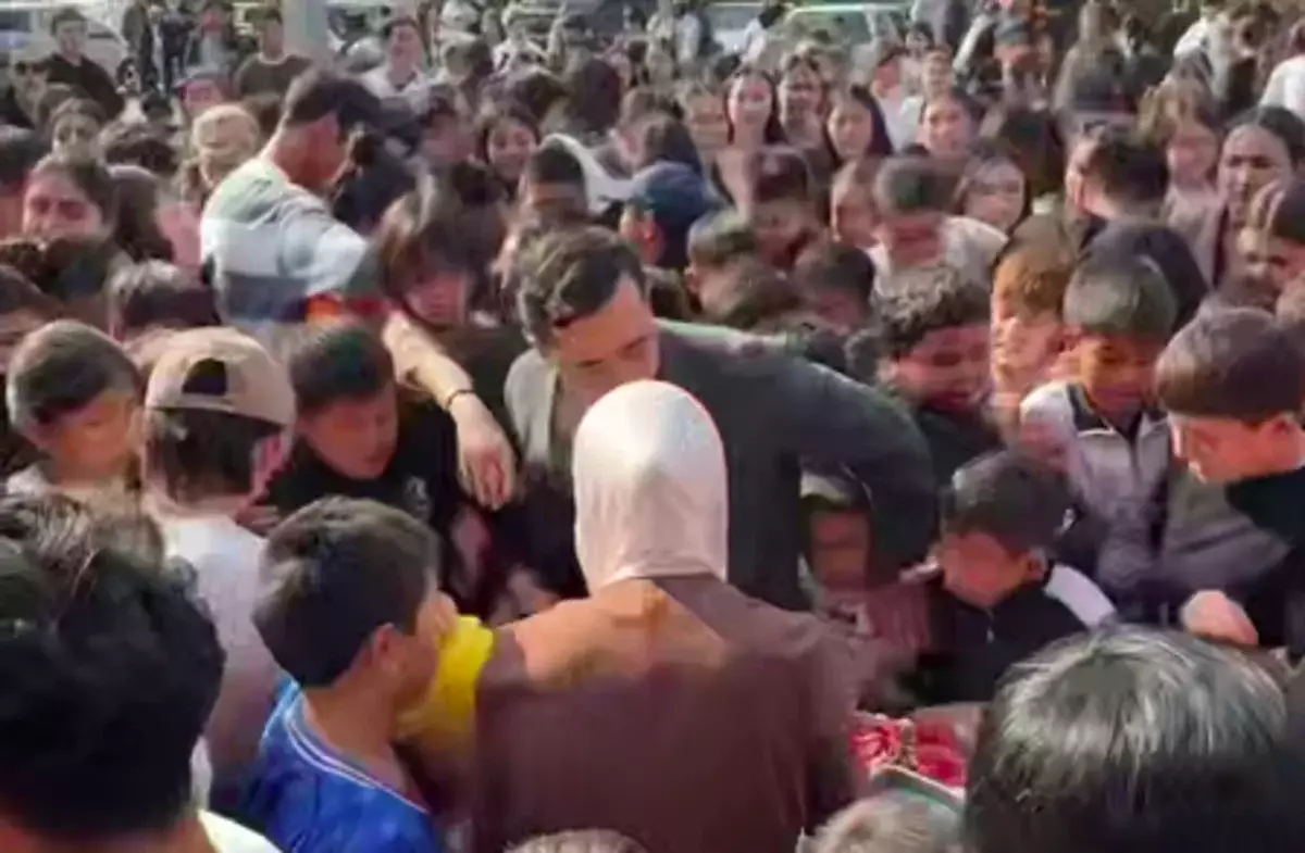 Бесплатные роллы привели к хаосу: толпа устроила давку у ресторана в Алатау (ВИДЕО)